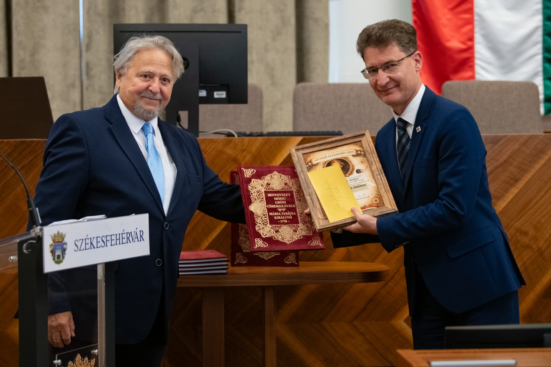 Átadták a Benyovszky Nívódíjakat a székesfehérvári Városházán, a díjazottak okleveleikkel. – 7. kép