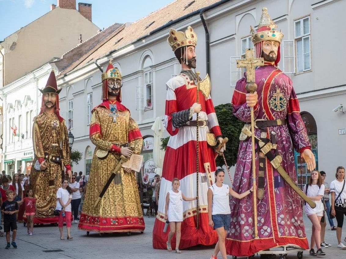 Óriás királybábok vonulnak végig szombaton a fehérvári Belvároson