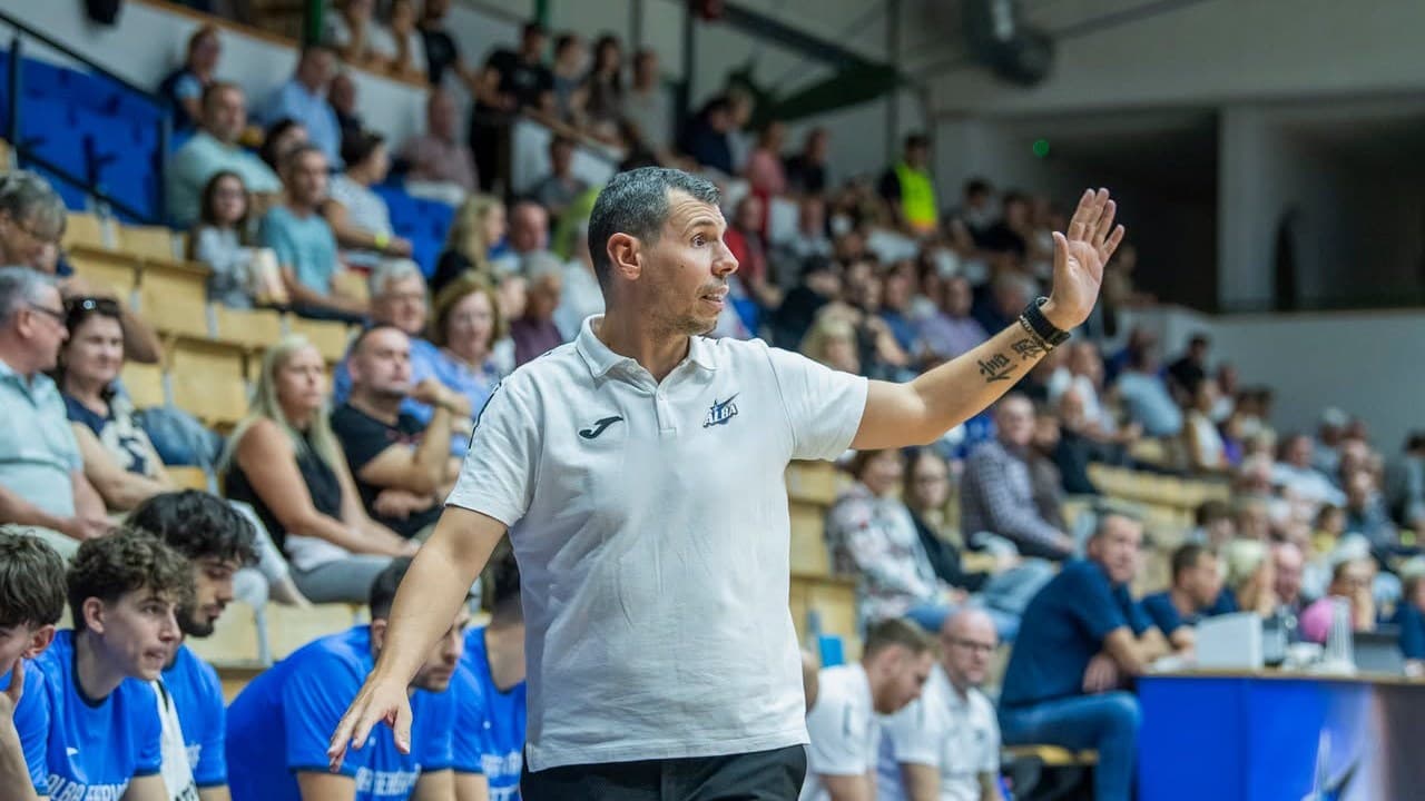 Zlatko Jovanovics, az Alba Fehérvár kosárlabda edzője, gesztikulál a Honvéd elleni meccsen.