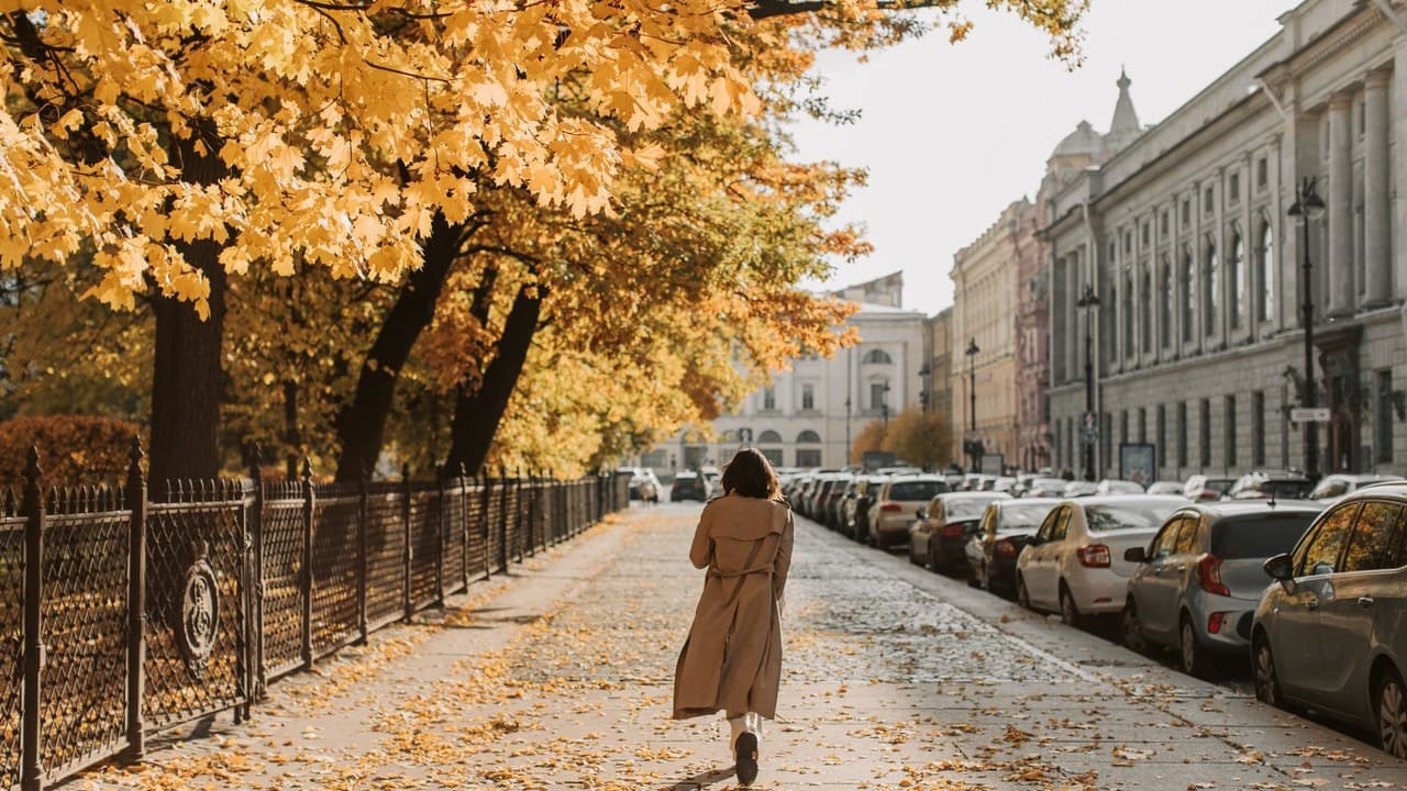 Ködös, arany őszi táj folyóval és hegyekkel, ami a hűvös őszi időjárásra utal.
