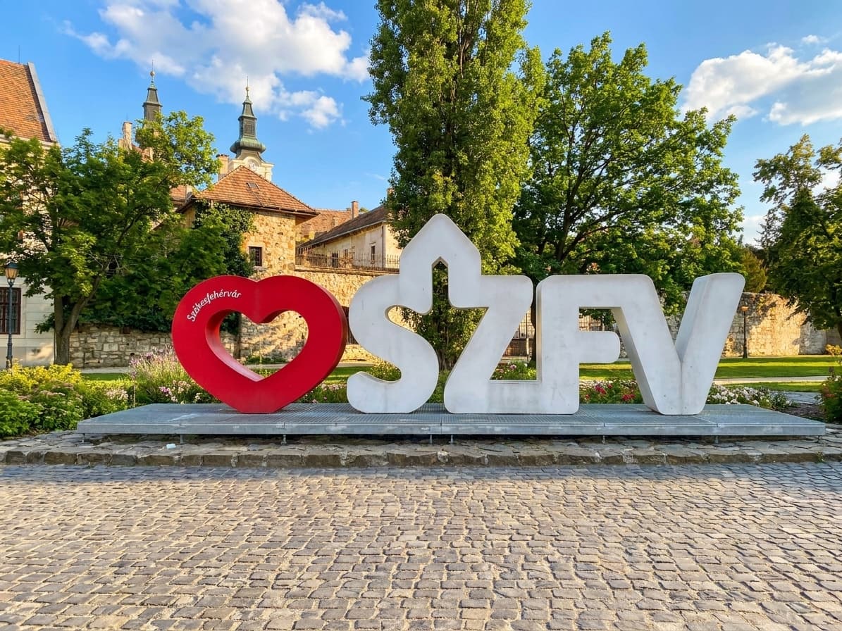 Elbontják és felújítják a fehérvári „Székesfehérvár” szelfipontokat