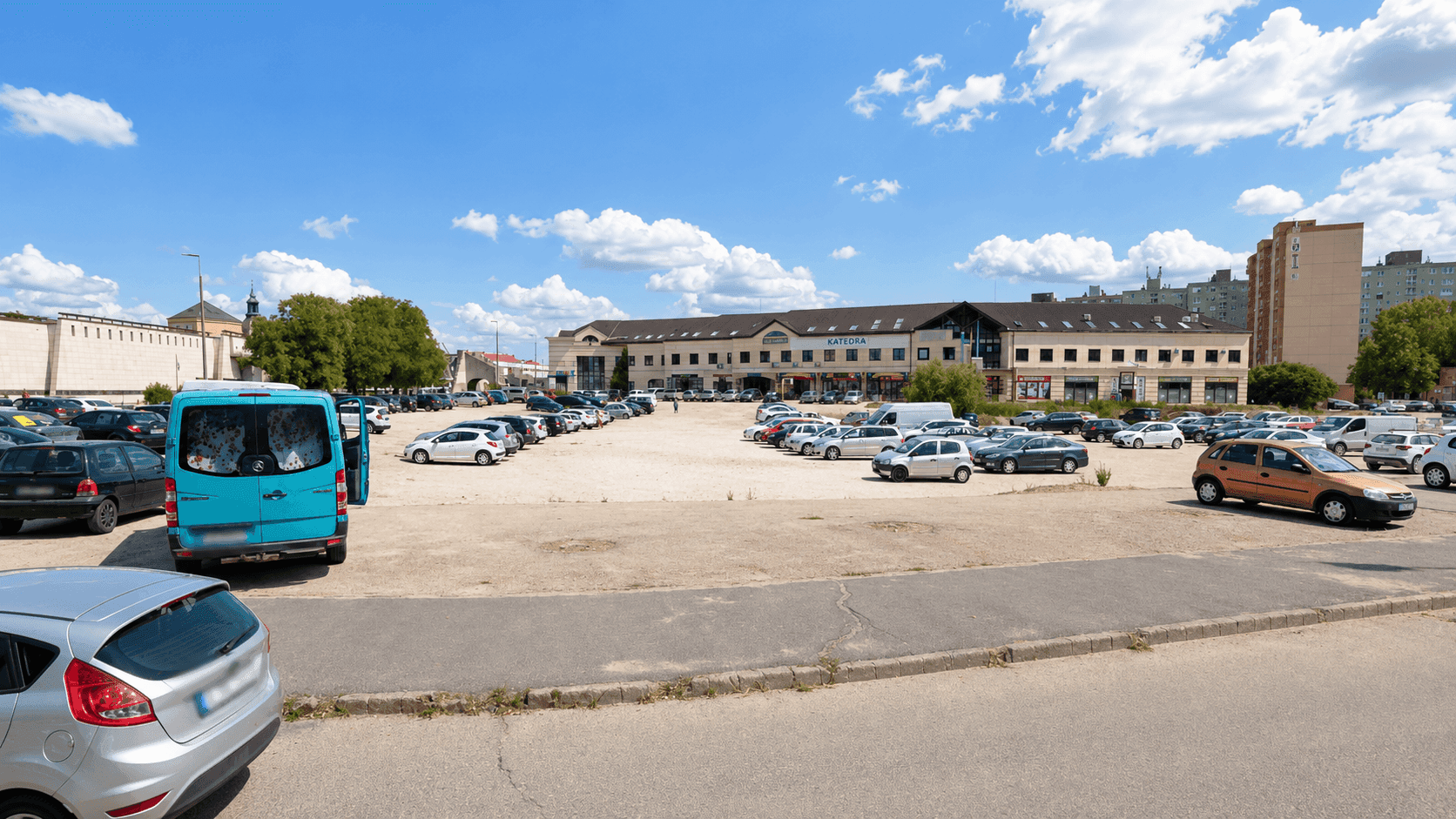 Lezárják a murvás parkolót, csúszik az útbontás befejezése Fehérváron