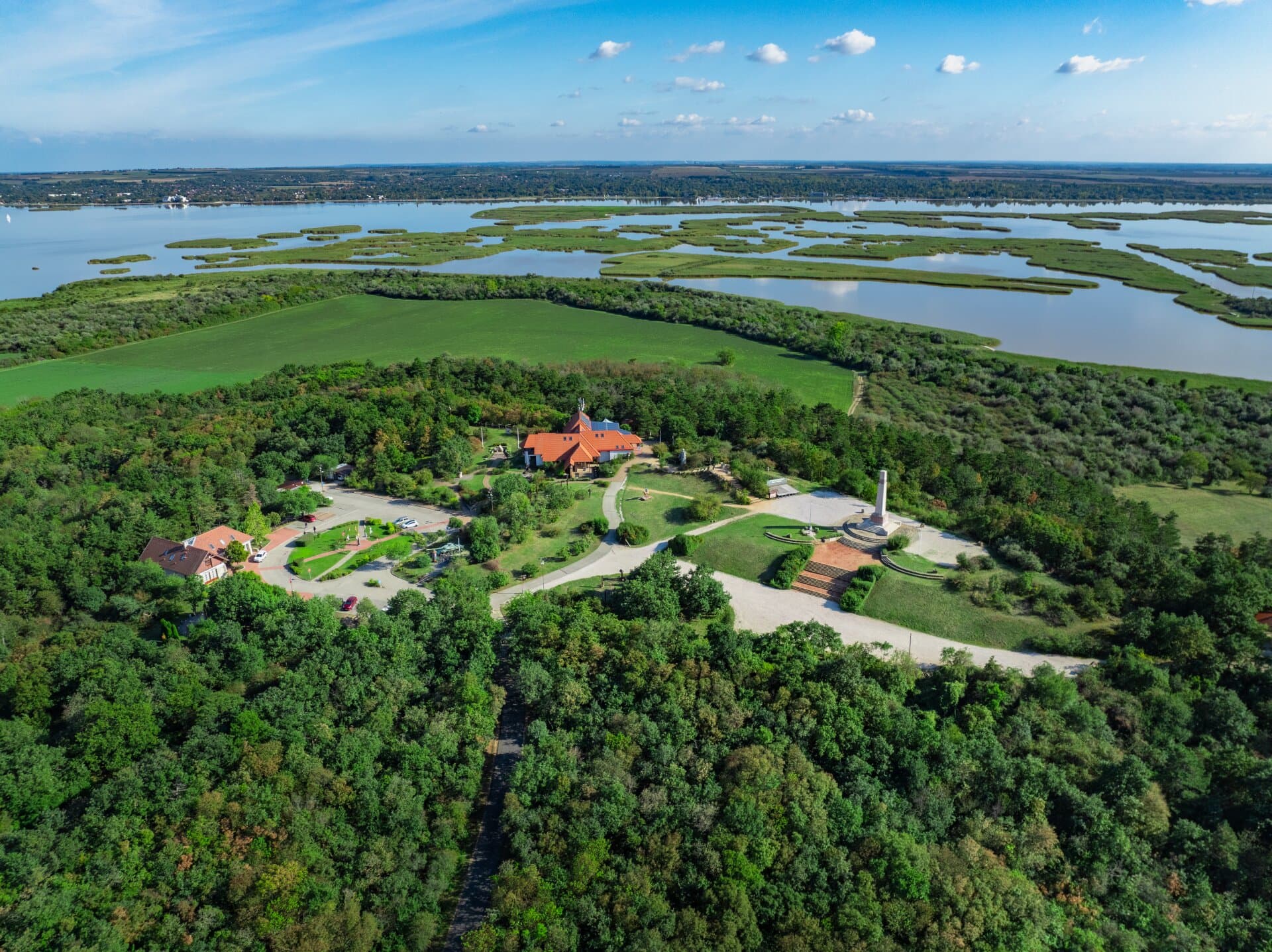 Katonazene a pákozdi emlékpark esti levegőjében