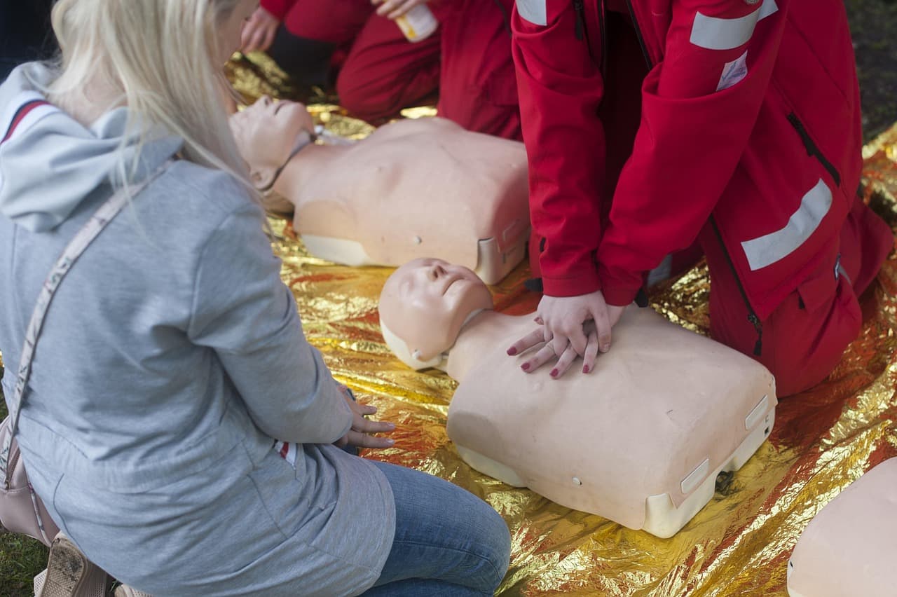 Nyitott mentőajtók és életmentő mozdulatok: ismét Hősképzés Székesfehérváron