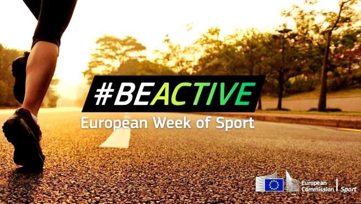 Futó lábak az úton, a #BeActive Európai Sporthét logóval, sportra ösztönözve.