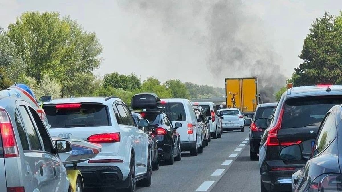 Teljes lezárás az M7-esen Budapest felé: mentőhelikopter is érkezett Martonvásárnál