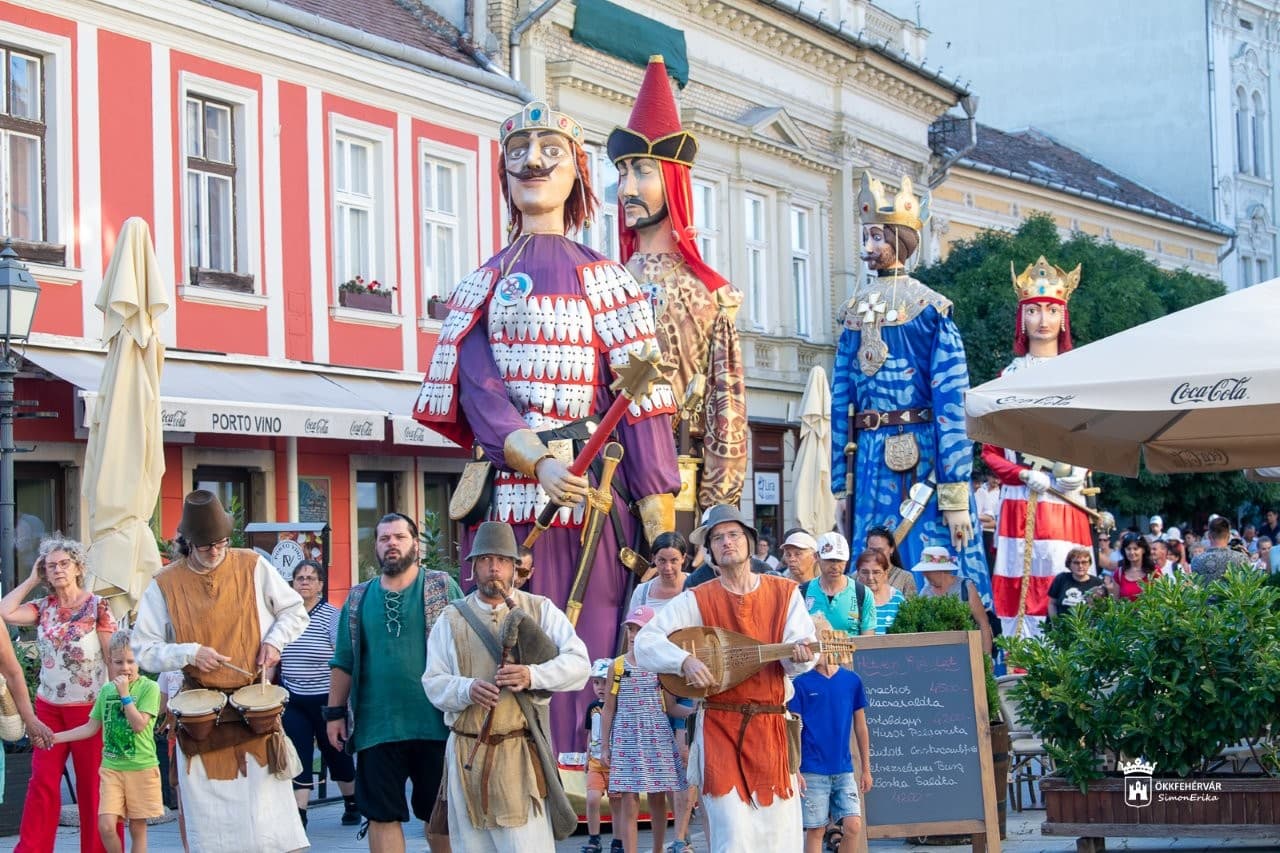 Óriásbábok a Fő utcán: királyok vonultak fel a Királyi Napok előtt