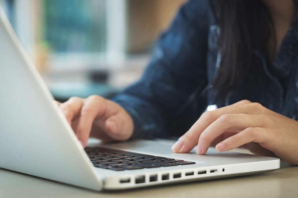 Egy személy laptopon dolgozik, ami az OpenAI, GPT-6 és kiberbiztonsági innovációt jelképezi.