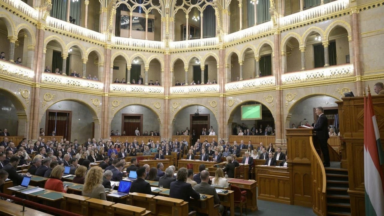 Magyar Péter beszédet tart a parlamentben a költségvetésről és adócsökkentésről.
