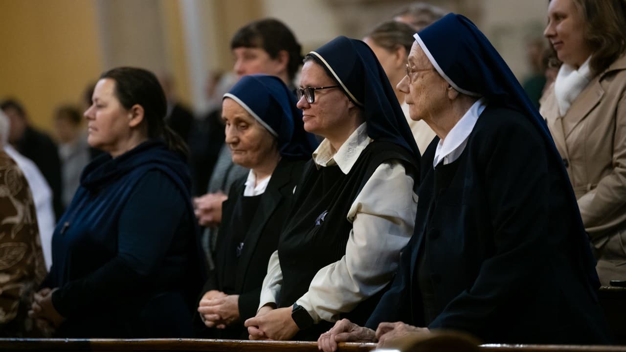 Spányi Antal püspök szentmisét celebrál Prohászka Ottokár megemlékezésén, arany miseruhában. – 4. kép