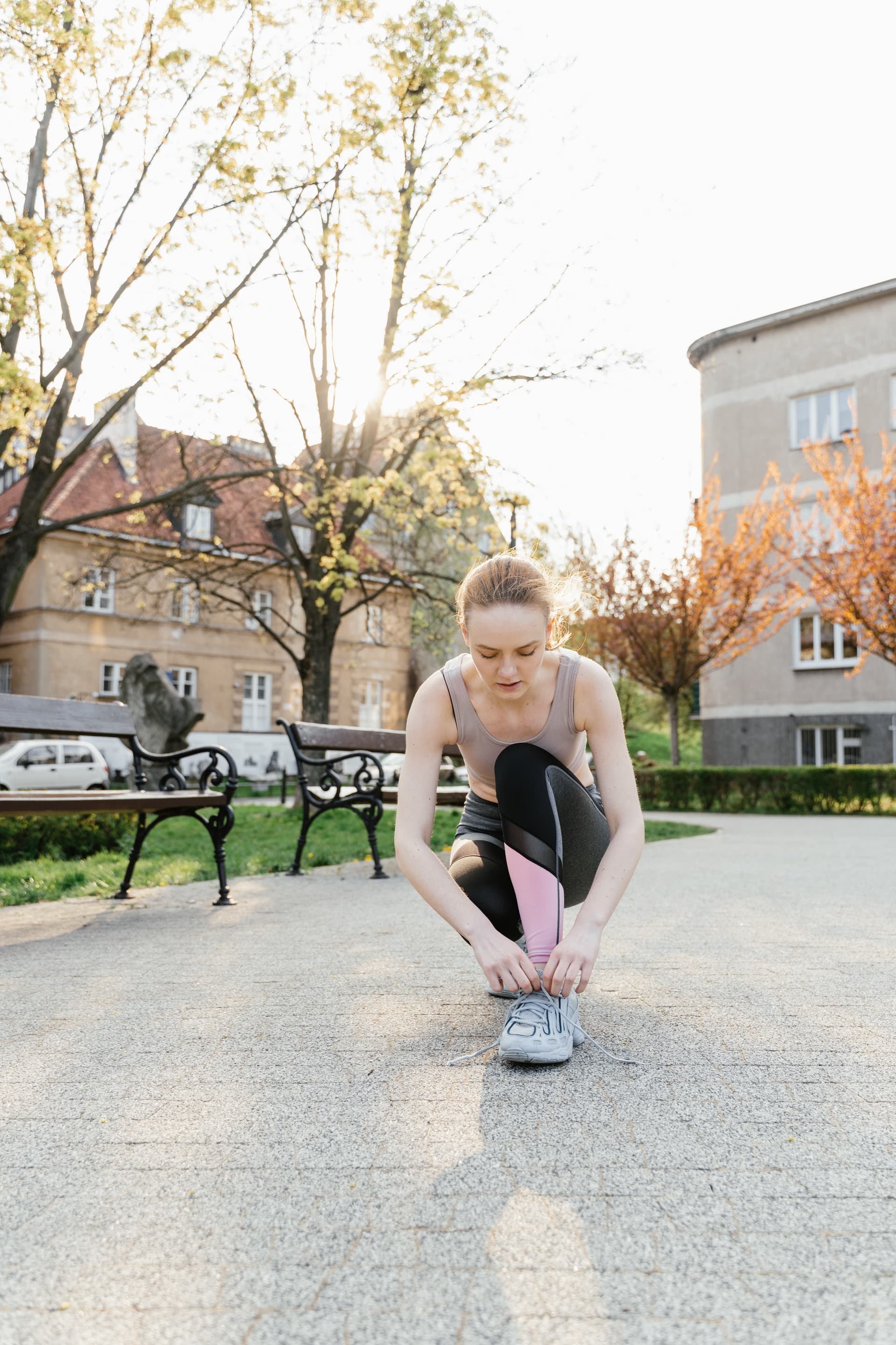 Egy nő meditál a szobájában, ami az önfejlesztés és a szokások része. – 2. kép