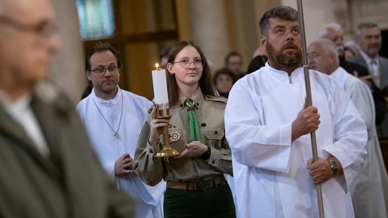 Spányi Antal püspök szentmisét celebrál Prohászka Ottokár megemlékezésén, arany miseruhában. – 2. kép