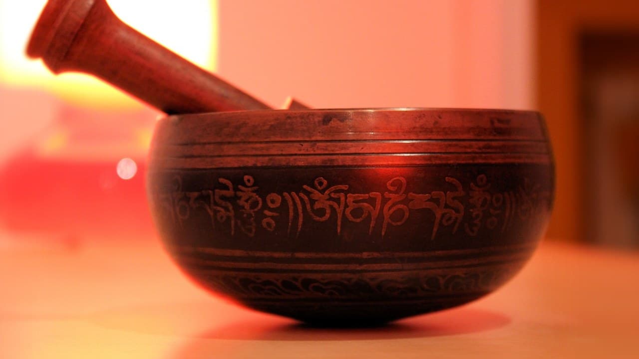 Tibeti hangtál buddhista írással, az életmódváltás és hosszú élet jelképe.
