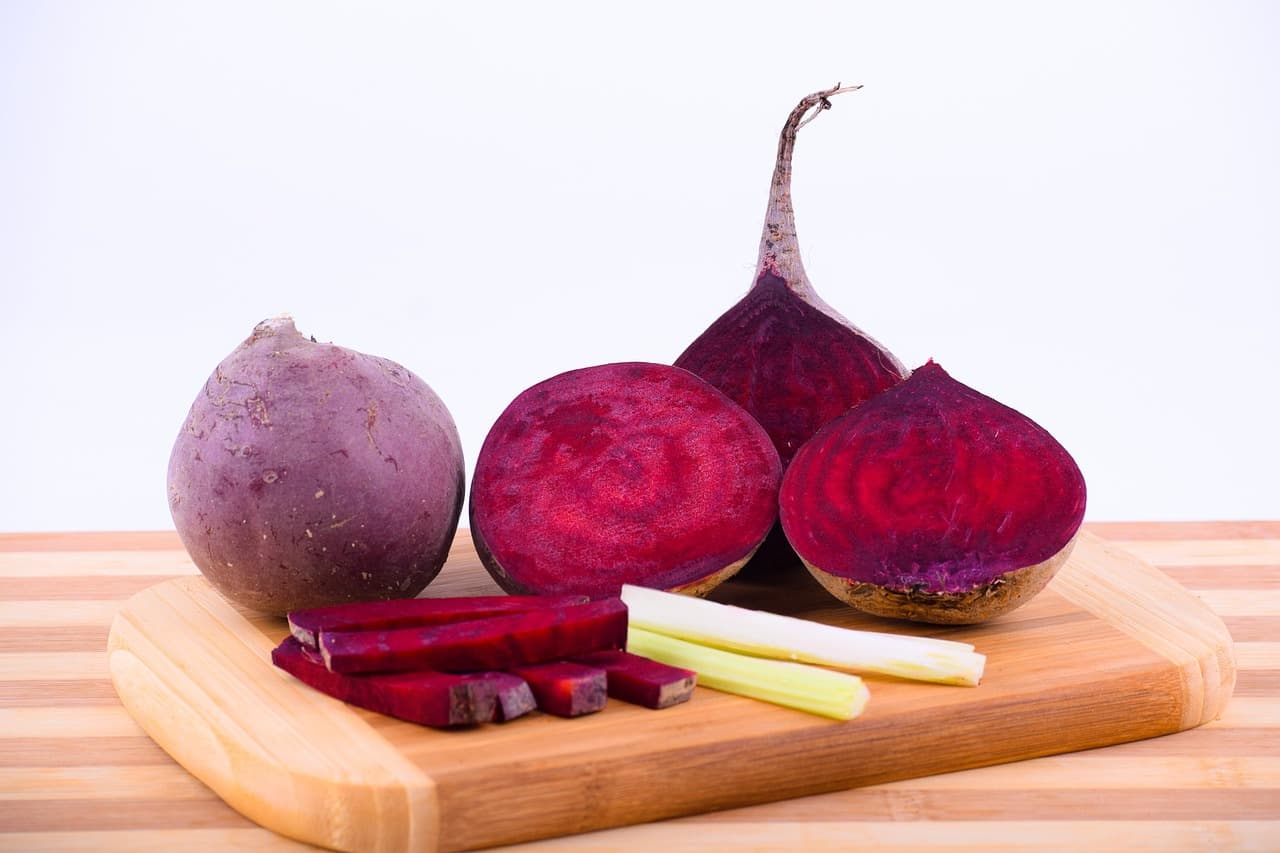 Cékla, egészben és szeletelve, egy vágódeszkán, őszi vitaminforrásként.