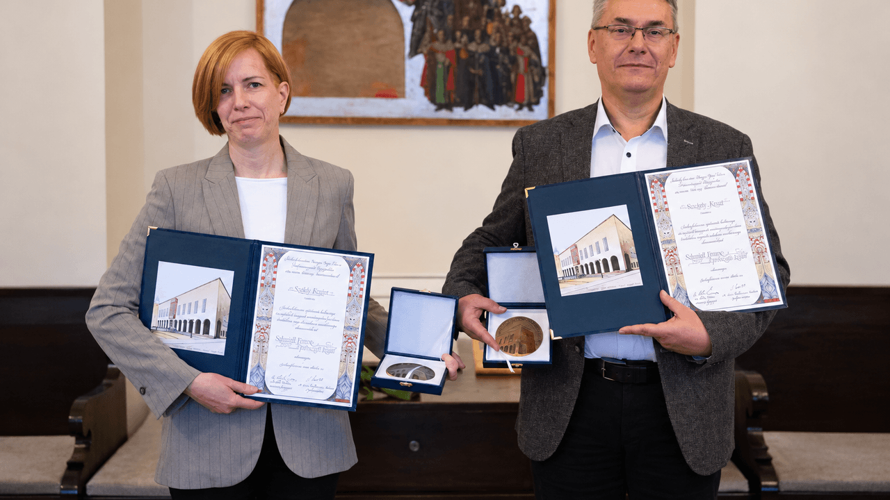 A Tüzér utcai gyermekotthon tervezői, egy nő és egy férfi, a Schmidl-díj okleveleivel és érmeivel.