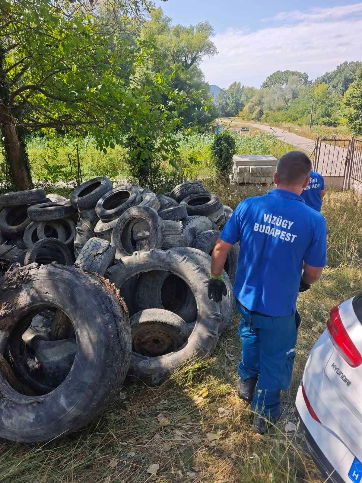 A visszahúzódó Duna megmutatja, mit hagytunk a medrében: 500-600 kg hulladékot emeltek már ki