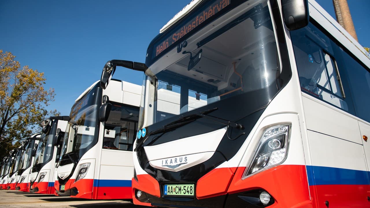 Új Ikarus buszok a helyi közlekedés fejlesztésére, valós idejű utastájékoztatással.