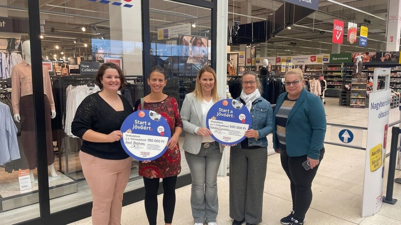 Fejér megyei iskolák és civil szervezetek képviselői a Tesco pályázat díjátadóján.