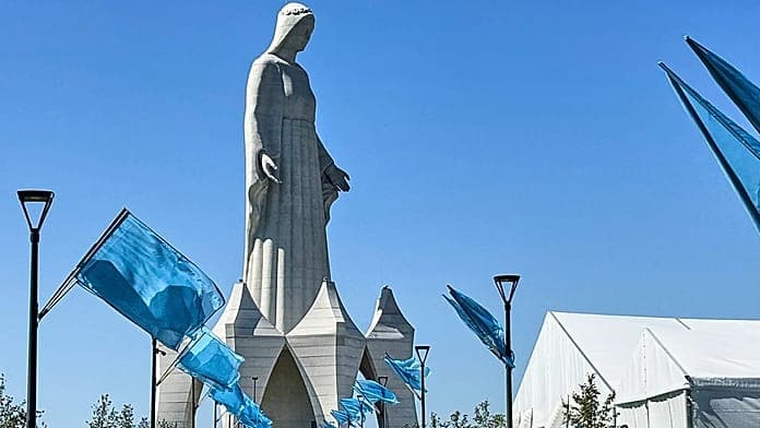 Ötvenöt méter magasból néz a lengyel síkságra Európa legmagasabb Mária-szobra