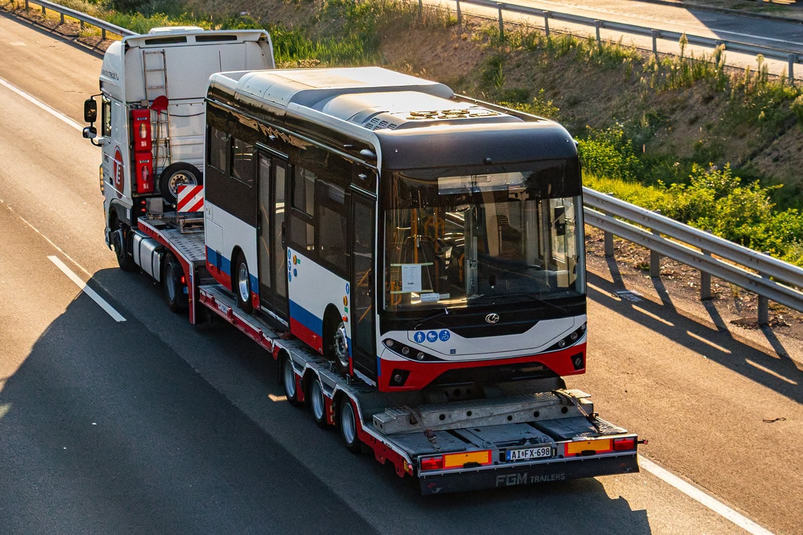 Megérkeztek Magyarországra Székesfehérvár új elektromos midibuszai