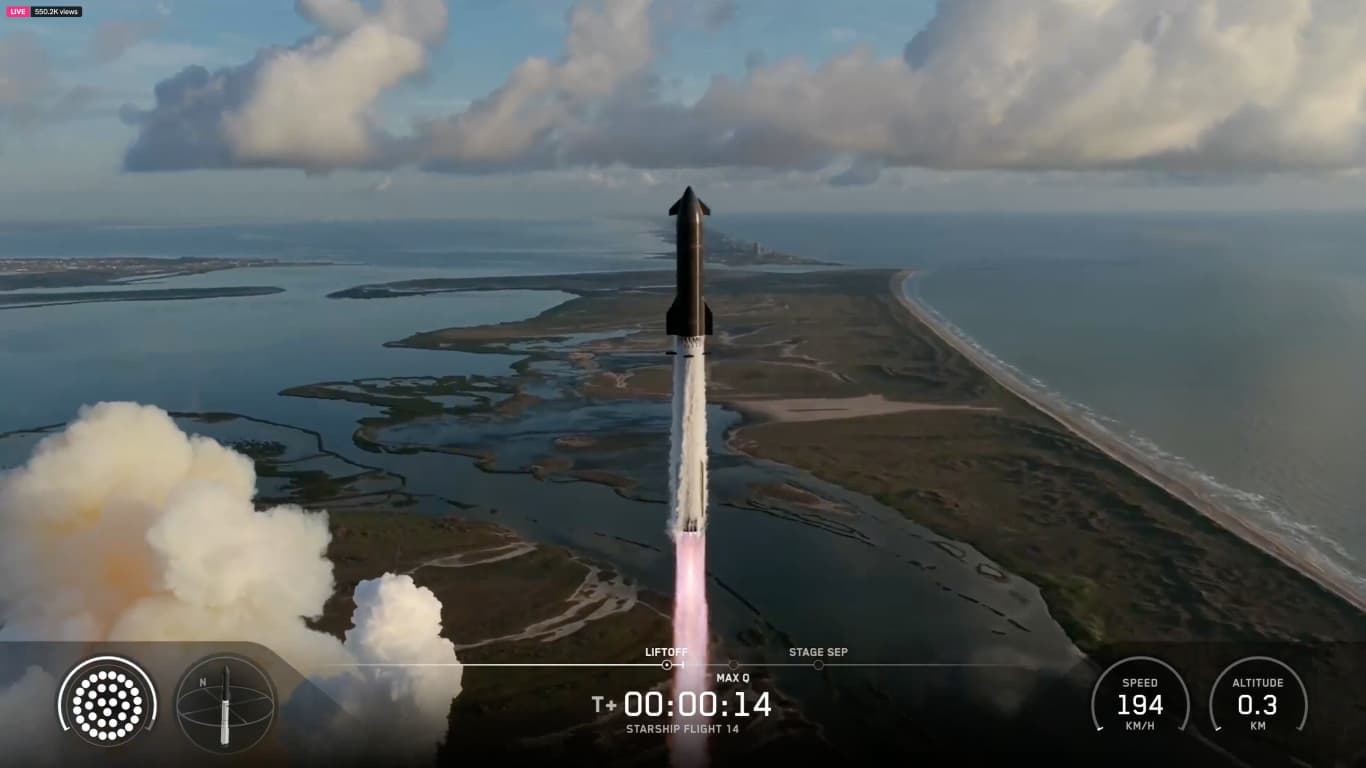 A Starship rakéta felszáll a tengerparti indítóállásról, hatalmas füstöt és lángokat eregetve.