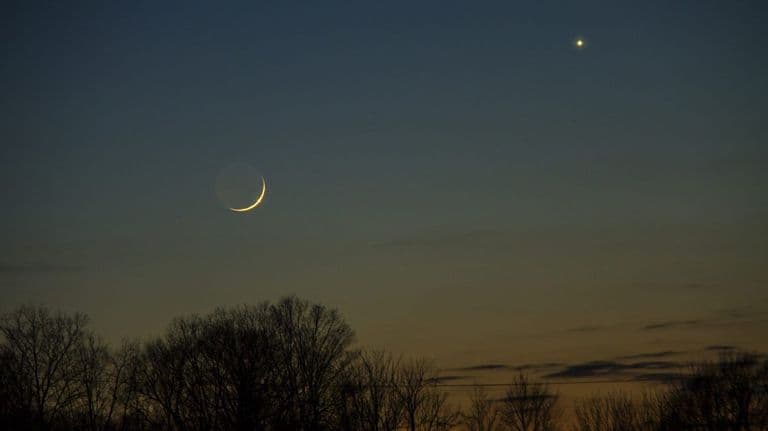 Ritka égi látványosság érkezik: a Merkúr, a Jupiter, a Vénusz és a Holdsarló együtt ragyog az esti égbolton