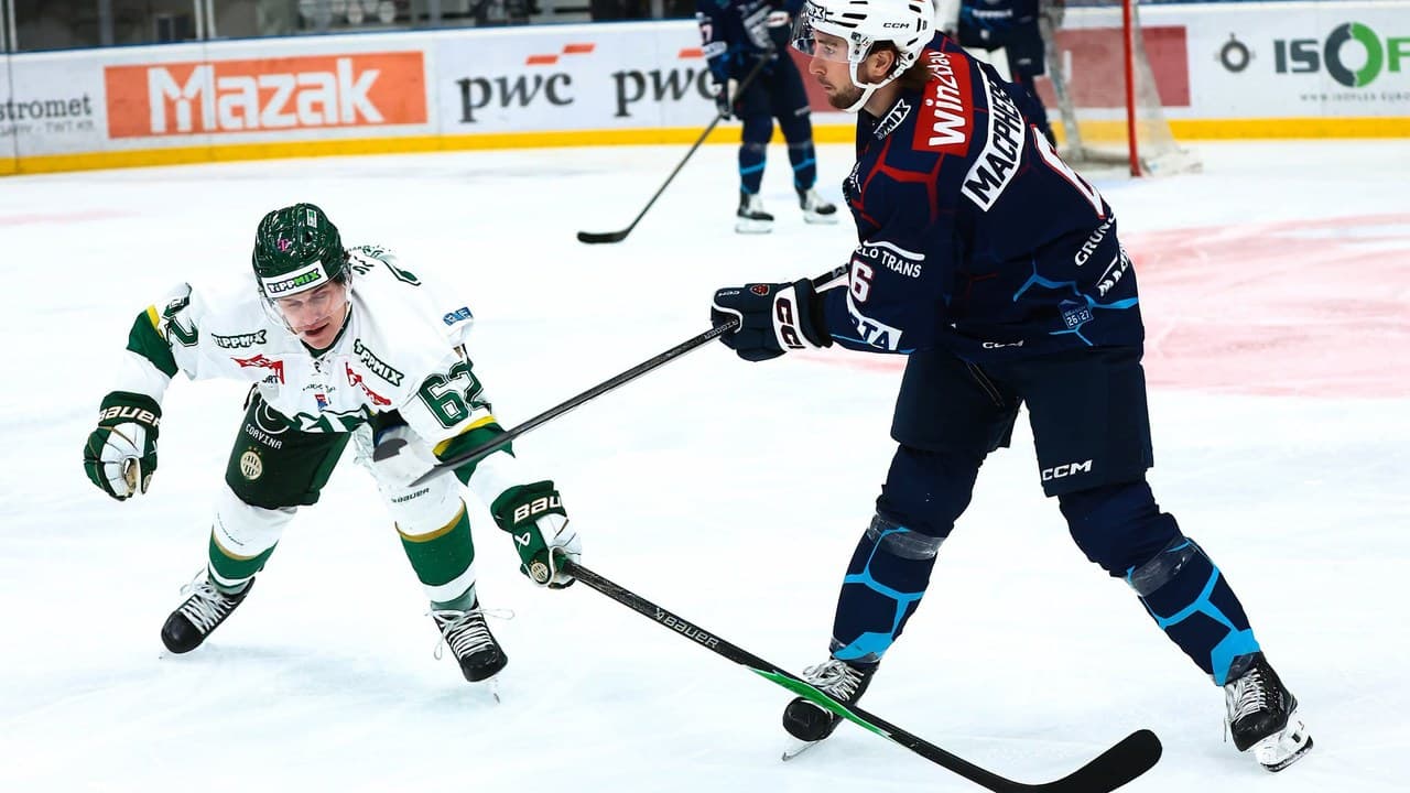 Jégkorong ICEHL: FTC-Telekom és Hydro Fehérvár AV19 játékosai küzdenek a korongért.