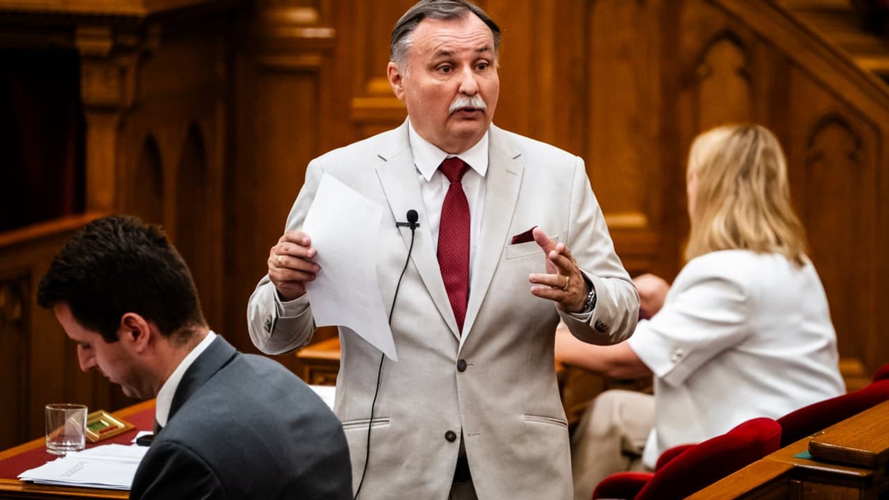 Egy férfi beszél egy gyűlésen, feltehetően akkumulátorgyárak környezetvédelmi hatásairól.
