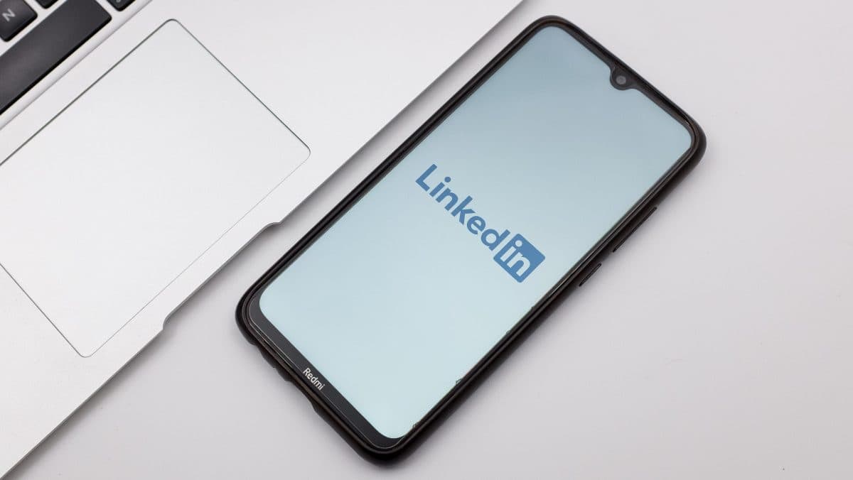 A LinkedIn gombot ad a felhasználók kezébe, hogy jelezzék az AI-tartalmakat