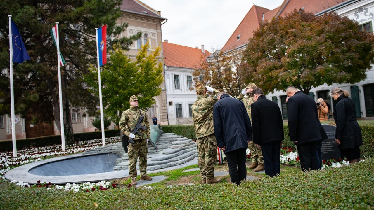 Néma koszorúzással emlékeztek az elhunyt honvédekre Székesfehérváron