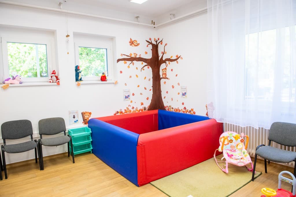 Jól felszerelt játszószoba pedagógiai szakszolgálat részére, sajátos nevelési igényű gyermekeknek.