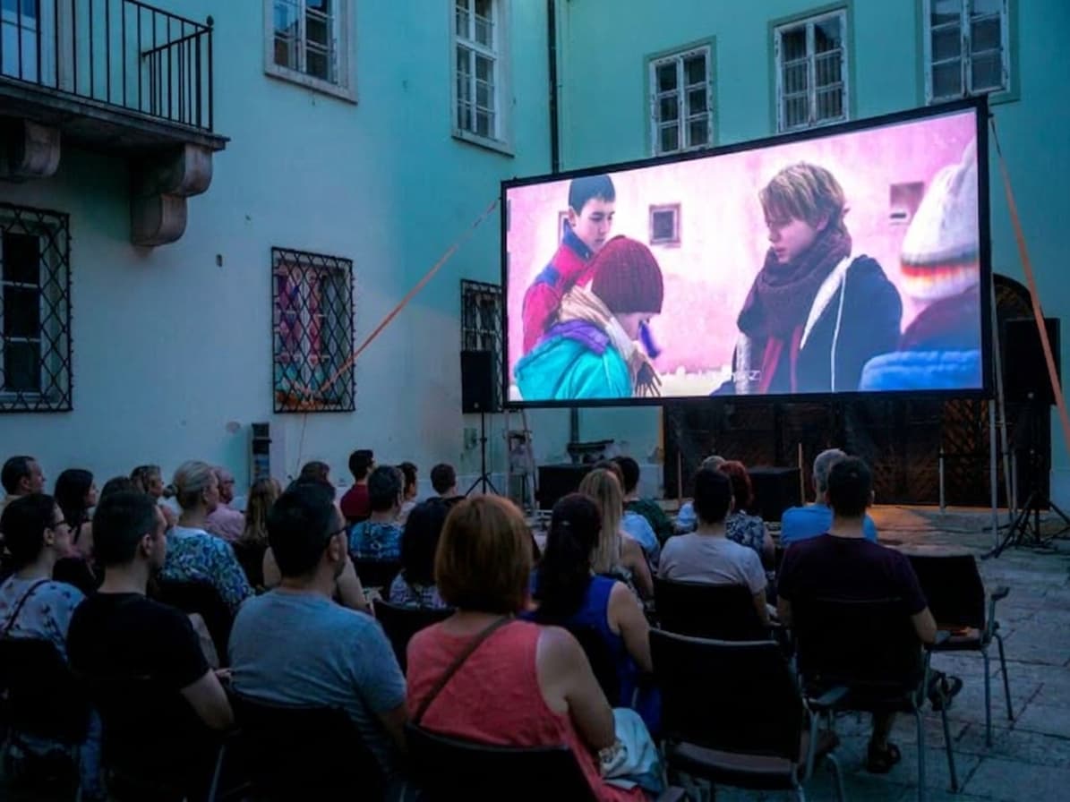 Elmarad a kertmozi ma esti vetítése a Városháza Díszudvarán