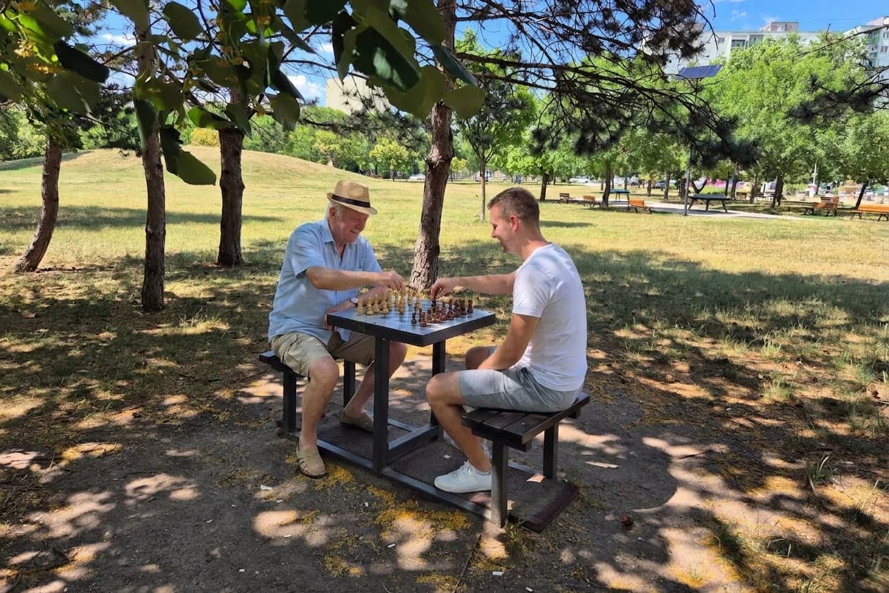 Újabb köztéri sakkasztalokat telepítettek Székesfehérvár parkjaiban