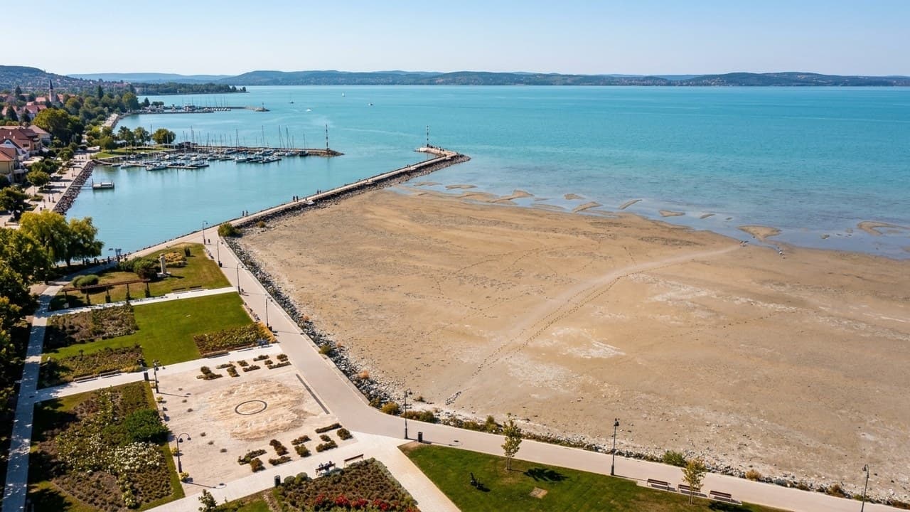 A Balaton alacsony vízszintje a klímaváltozás ökológiai hatásait és a természetvédelem szükségességét jelzi.