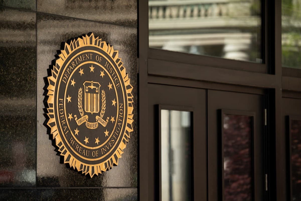 Az FBI emblémája egy sötét falon, utalva a ShinyHunters-féle feltörésre.