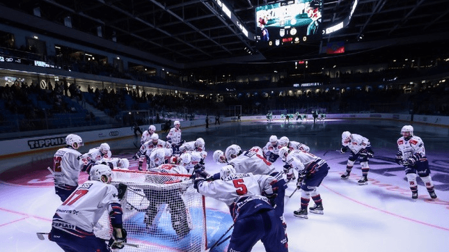 A Hydro Fehérvár AV19 jégkorongcsapat Hári Jánossal a MET Arénában, ICE Hockey League meccsen ünnepel.