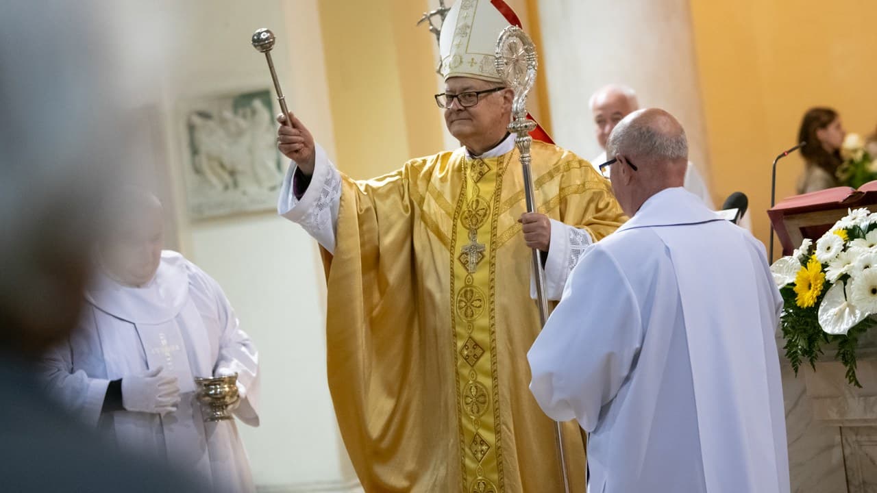 Spányi Antal püspök szentmisét celebrál Prohászka Ottokár megemlékezésén, arany miseruhában.