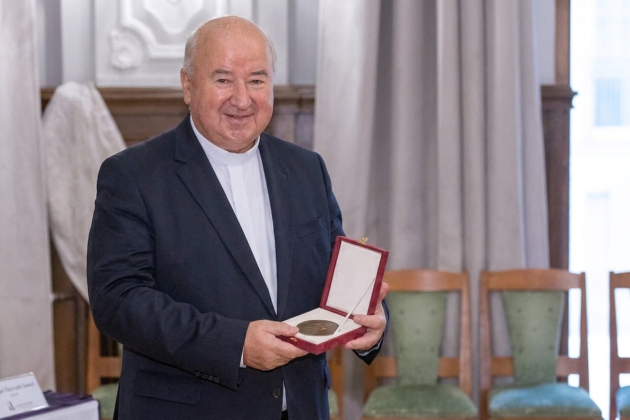 „Így könnyű, ha a Jóisten valakit a tenyerén hordoz” – Écsy Gábor kapta a Szent István-díjat
