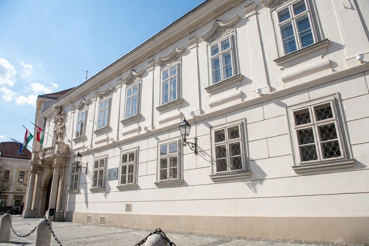 25 ezer forintos támogatást kapnak a 18 éves fehérváriak – Új tárgyalópartner a Fehérvár FC ügyében