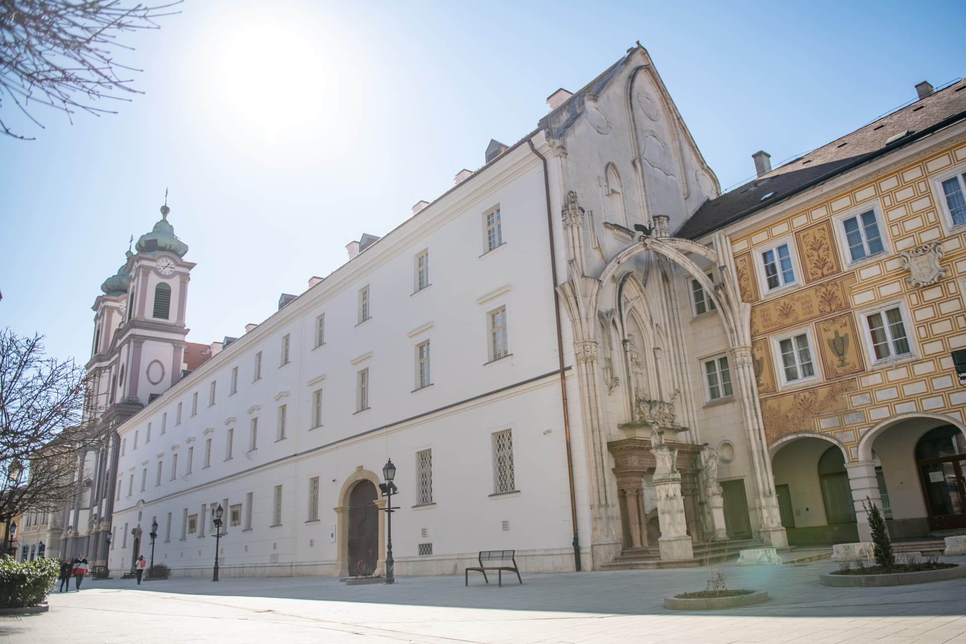 Hűvös termek, csendes felfedezések: nyári kiállításkör Székesfehérváron