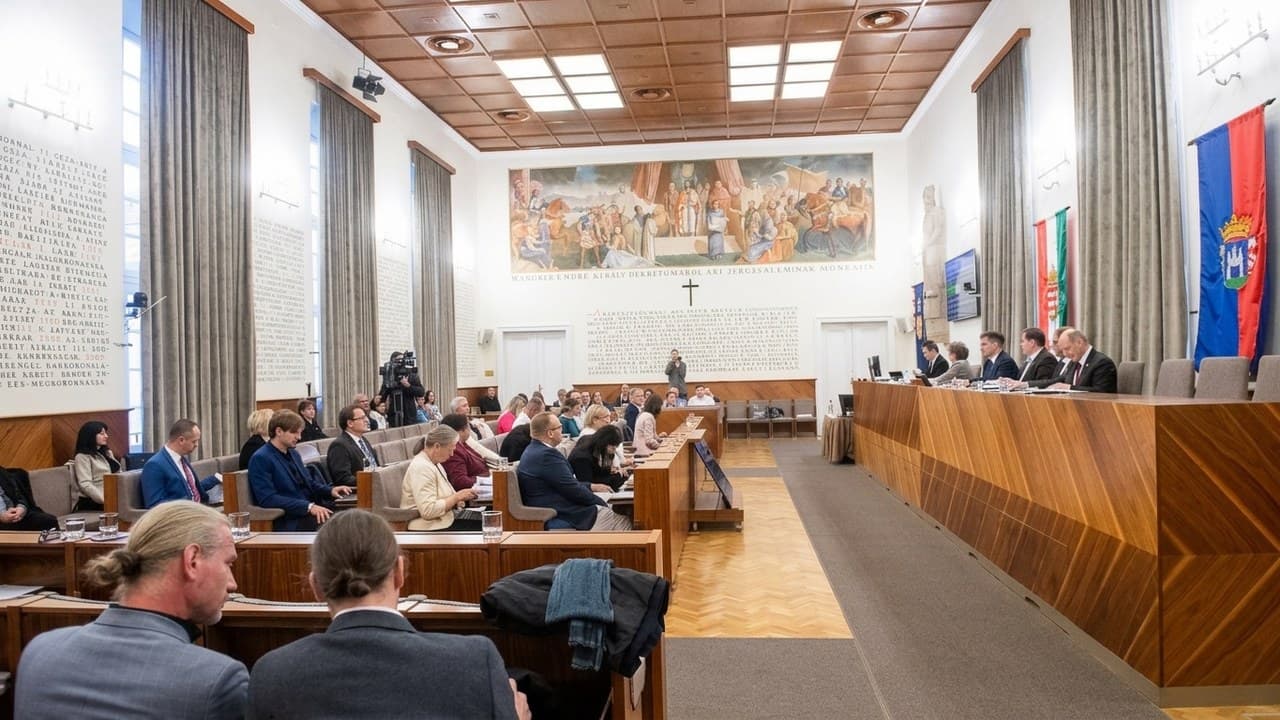 Önkormányzati közgyűlés zajlik, ahol a költségvetést és környezetvédelmi témákat tárgyalnak.