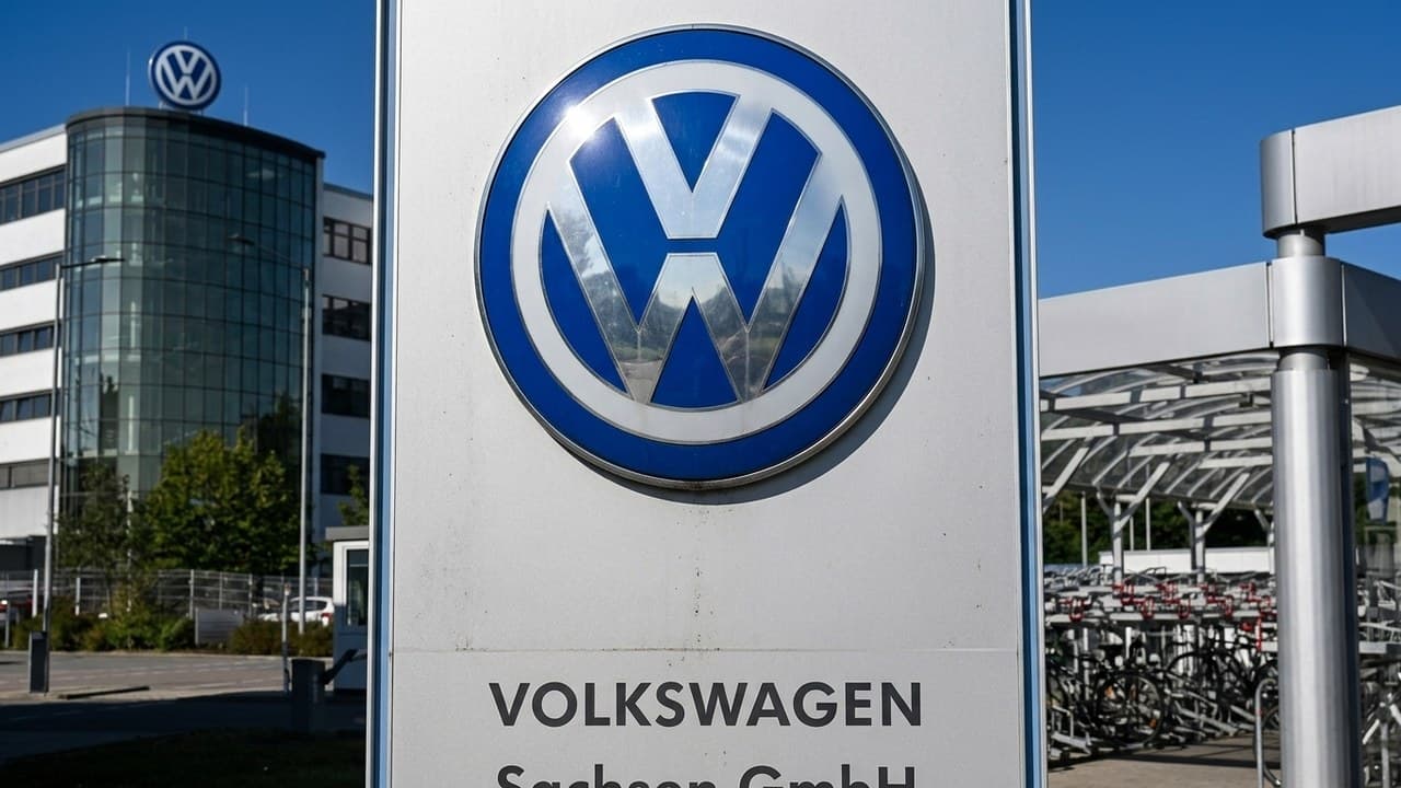 A Volkswagen logója és a Sachsen GmbH felirat egy autógyár bejáratánál.