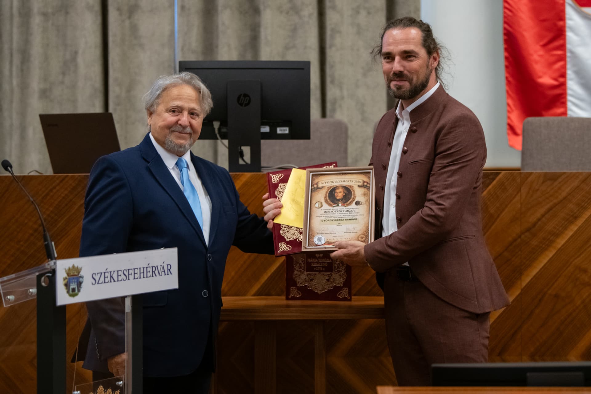 Átadták a Benyovszky Nívódíjakat a székesfehérvári Városházán, a díjazottak okleveleikkel. – 3. kép