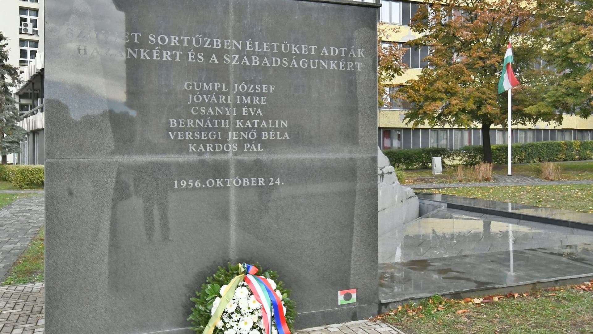 Négy fehérvári emlékhelyen koszorúztak csendben az 56-os hősök emlékére