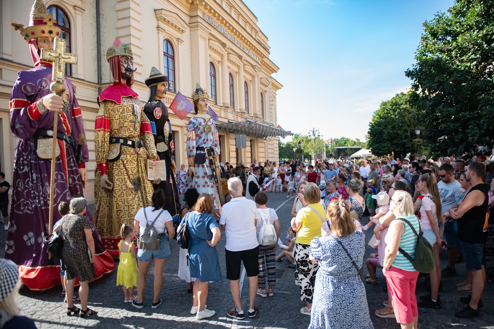 Óriásbábok indulnak útnak szombaton a belvárosban - a hőségriasztás miatt egy órával később