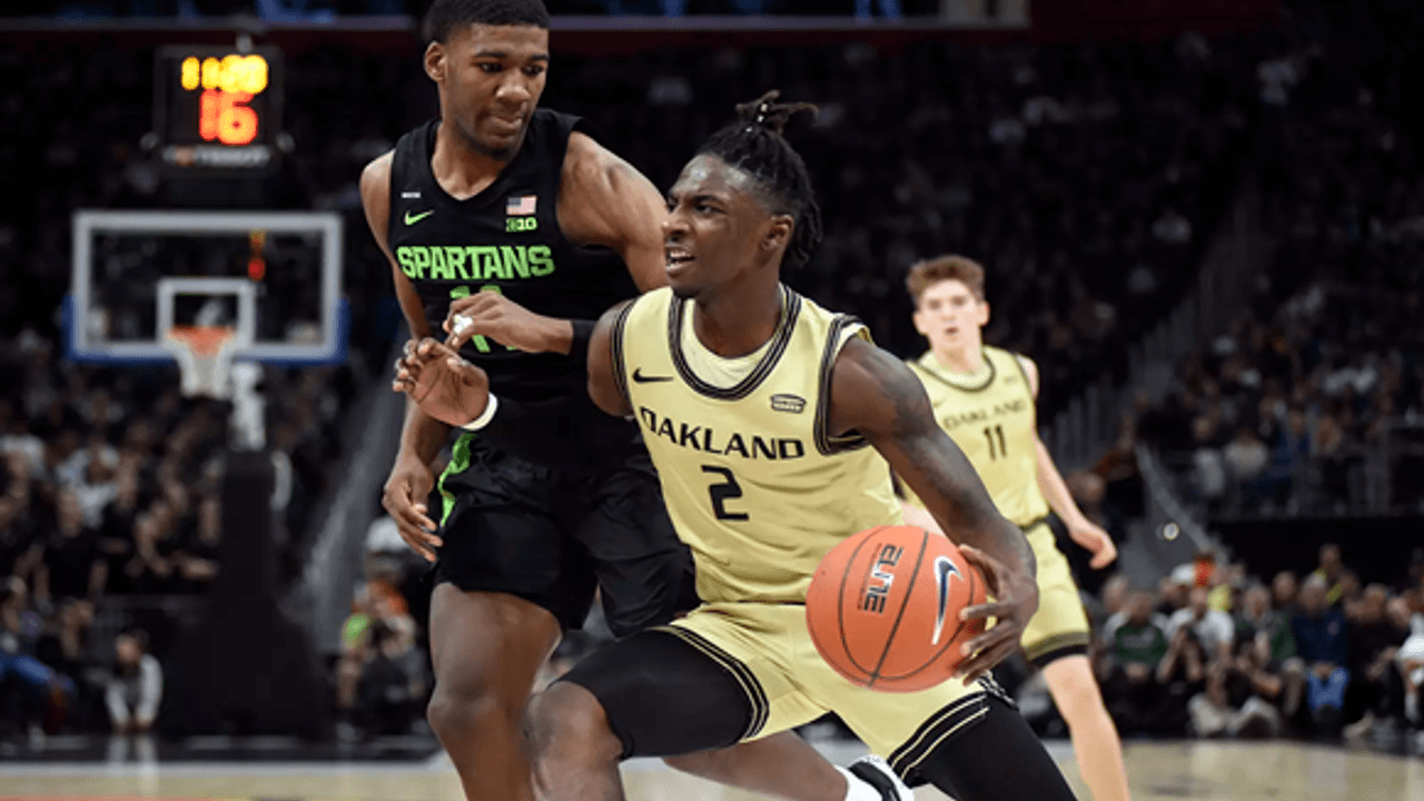Tray Maddox Jr. az Oakland csapatában driblizik, egy Spartans játékos védekezik ellene.