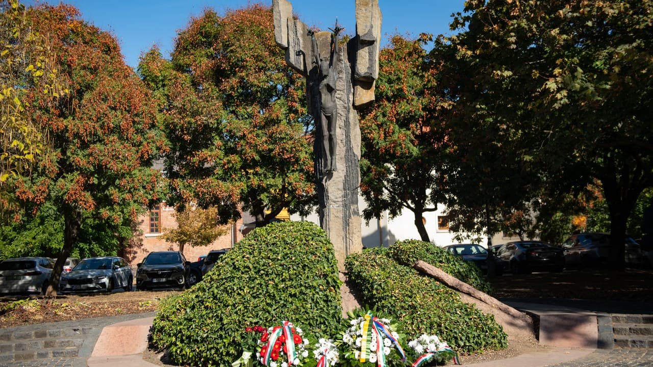 Koszorúk a feszület lábánál Székesfehérváron, az aradi vértanúk emléknapján.