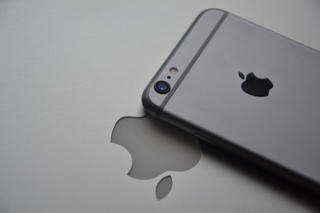 Új korszakba lép az Apple: Siri átveszi az irányítást
