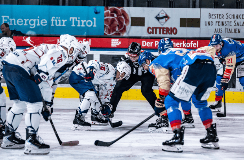 Jégkorong face-off az ICE Hockey League-ben a Hydro Fehérvár AV19 és Pioneers Vorarlberg között.