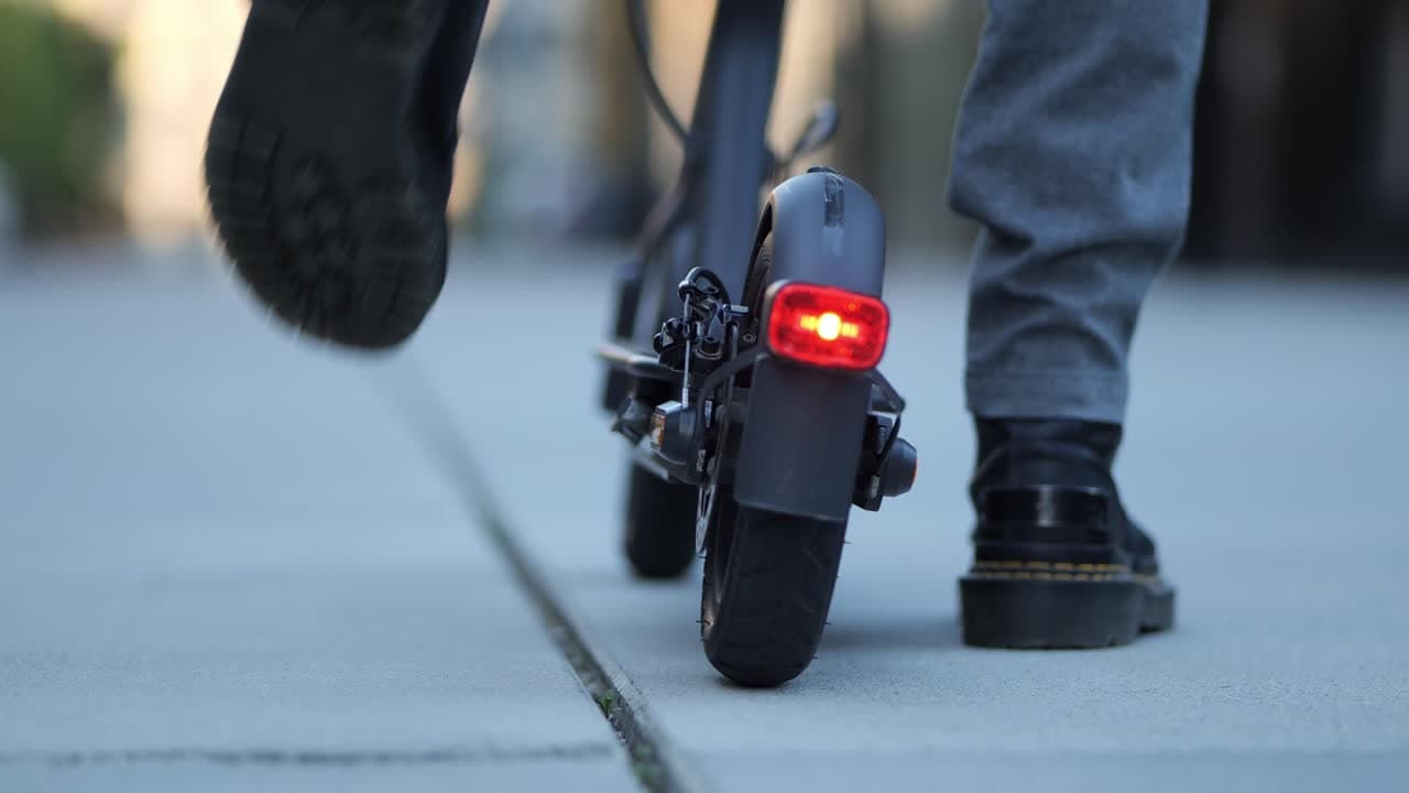 Két kerék, sok veszély: az elektromos rollerek okozta kihívások a jog és az orvostudomány szemével